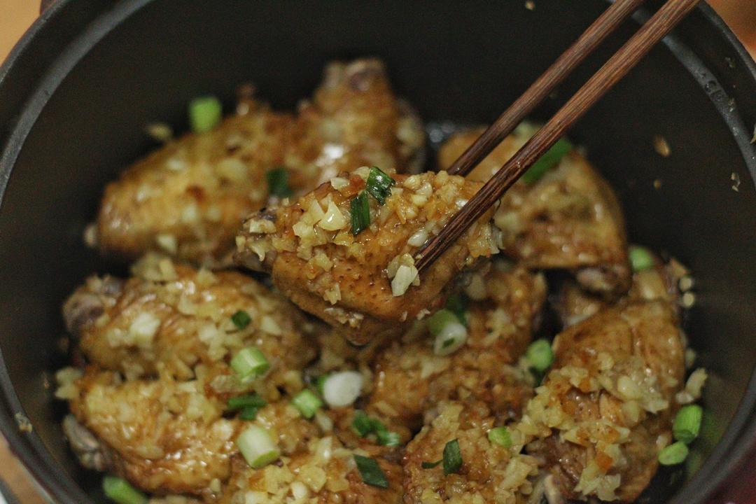 金银蒜鸡翅焗香菇——Staub珐琅铸铁锅