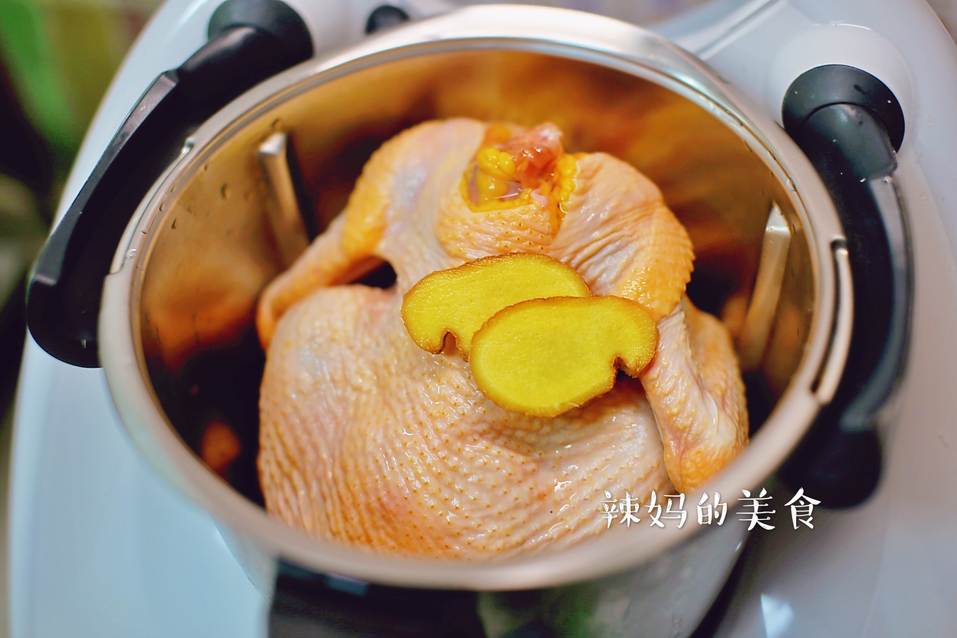 超实用一鸡三吃～手撕鸡（白斩鸡）鸡汤，鸡油时蔬的做法 步骤1