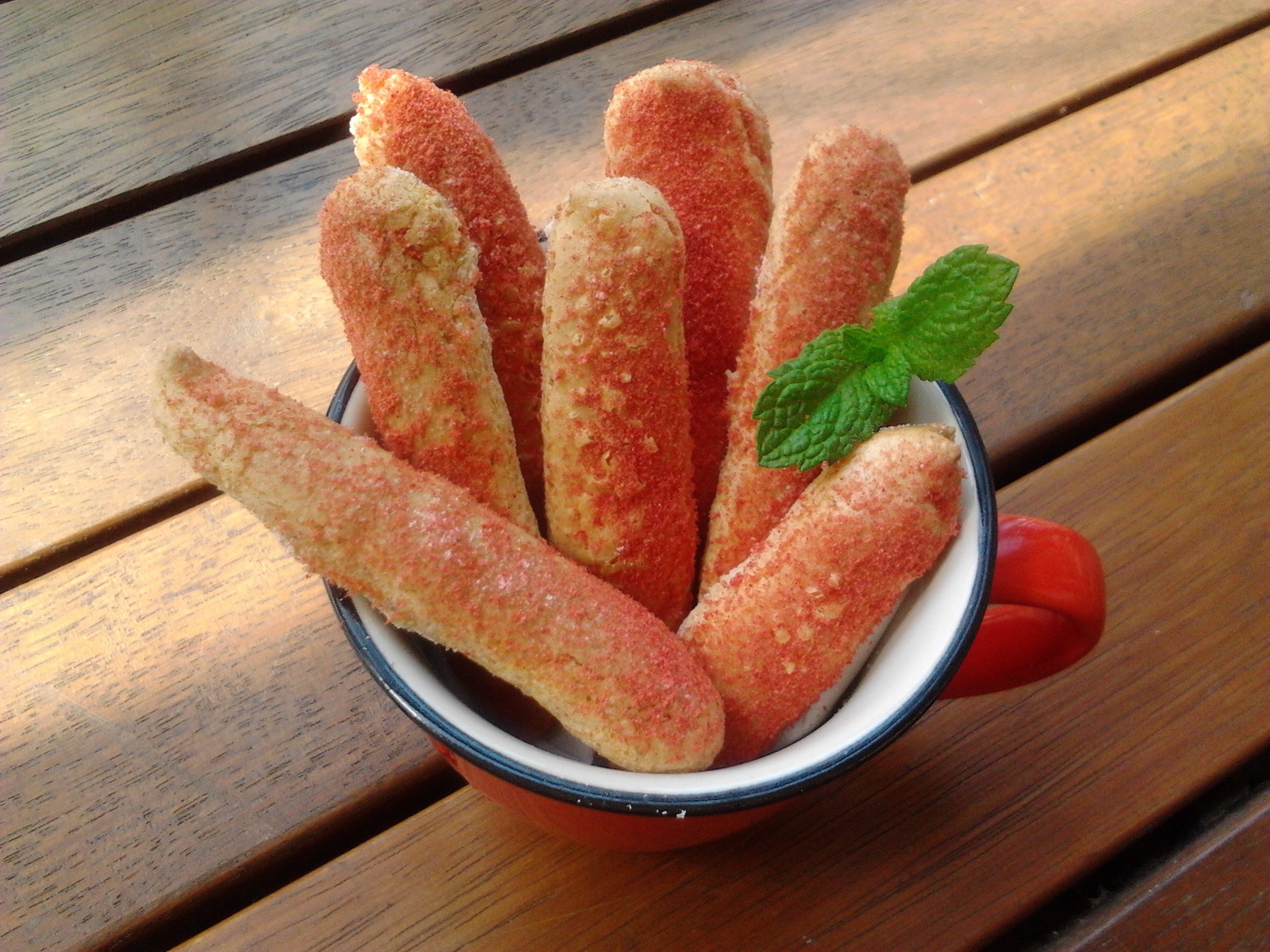 唐小唐妈妈做的草莓长条酥饼