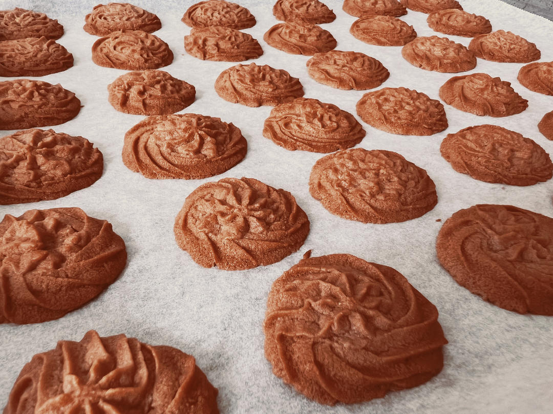 挤花毫无压力的巧克力曲奇