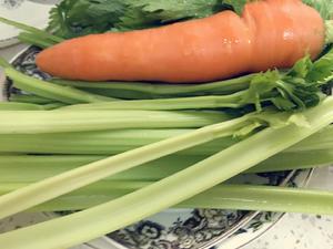 凉拌芹菜红萝卜的做法 步骤2