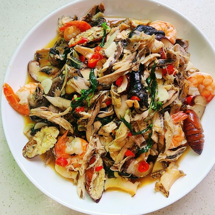 土乌鸡热拌鲍鱼虾肉蚕蛹九层塔