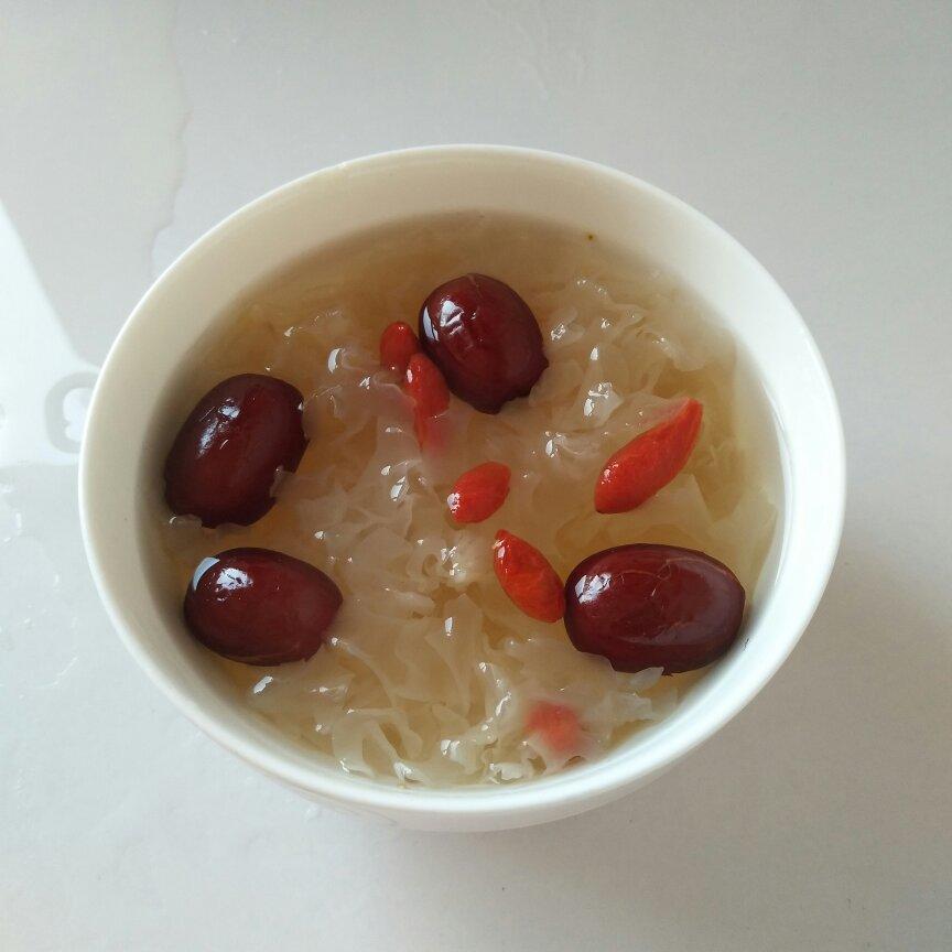 冰糖银耳红枣汤