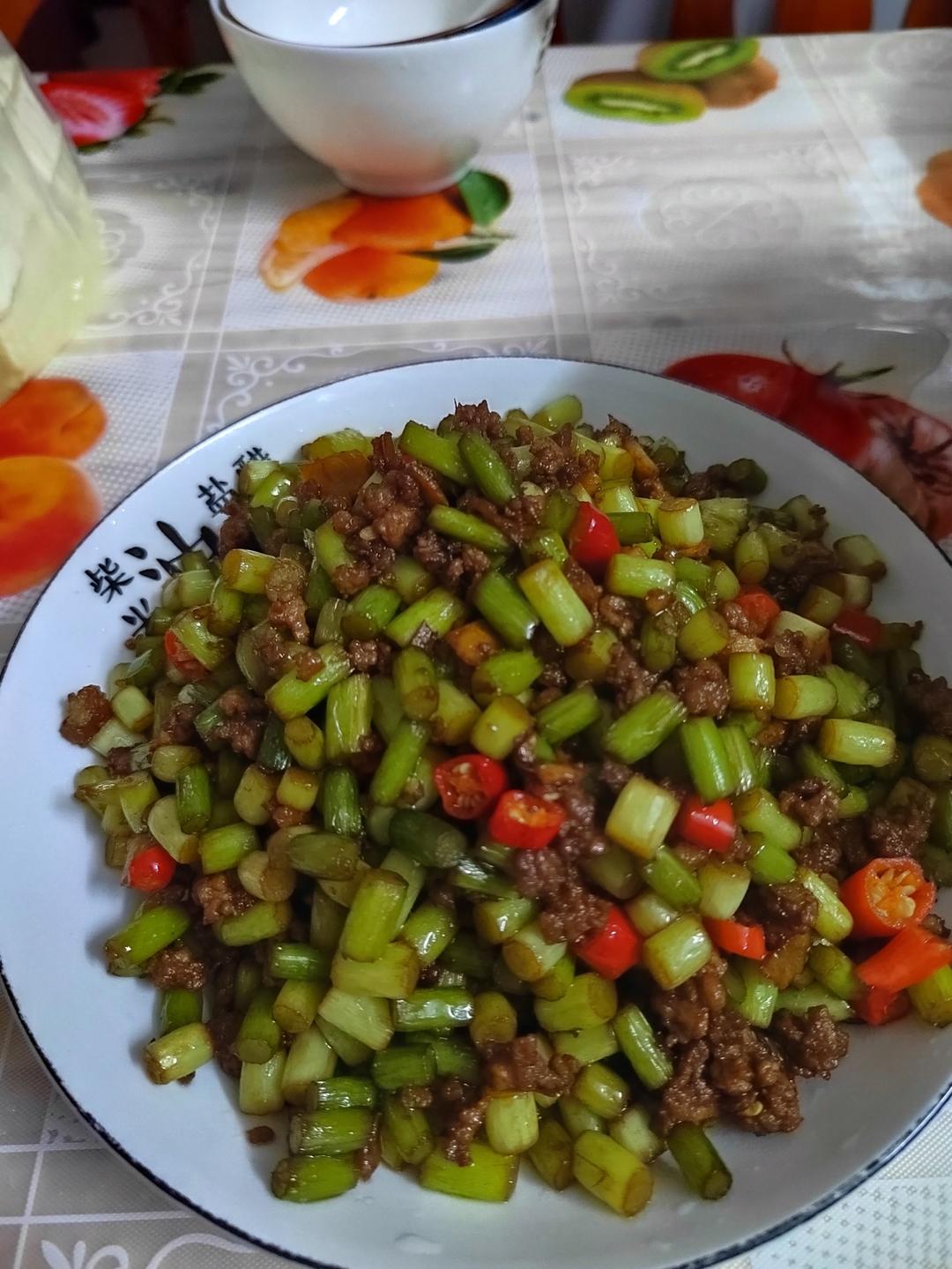 蒜苔炒肉末，三碗米饭都不够吃