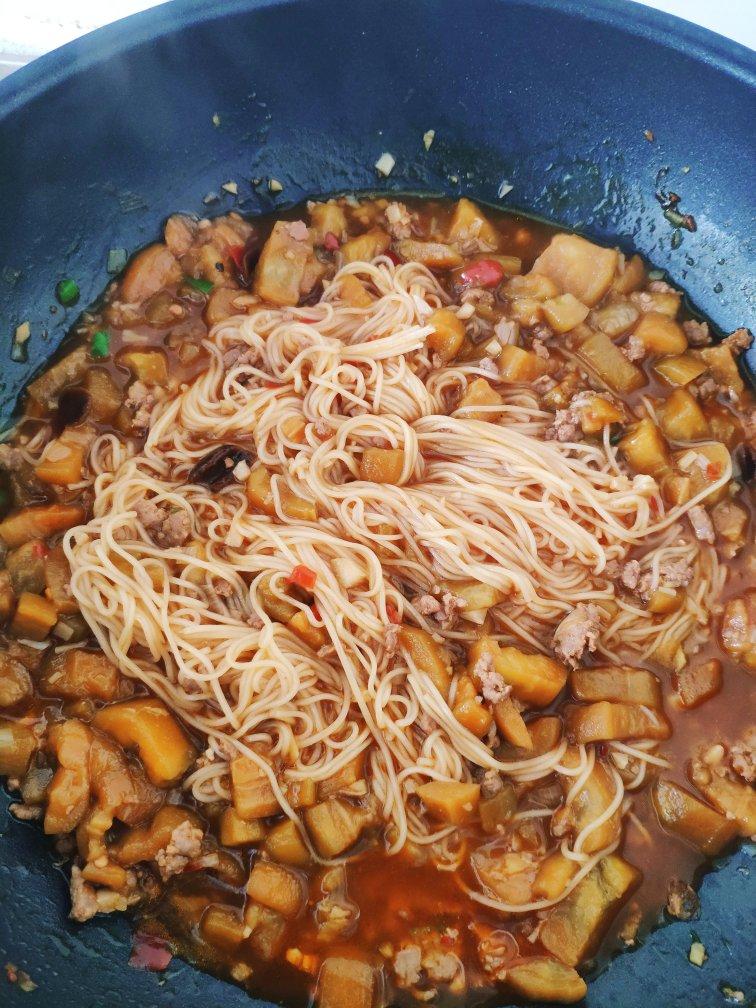 无敌好吃的【鱼香肉沫茄子焖面】，吃完舔盘🍜