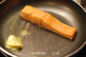 【小烹小煮大智慧】三文鱼牛油果炒饭的做法 步骤2