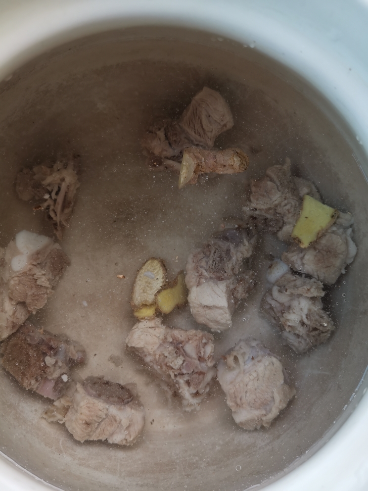 排骨海带莲藕汤的做法 步骤3