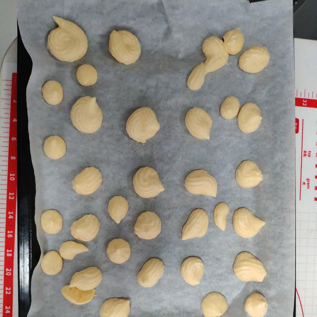 宝宝第一口健康零食！超级无敌好吃到爆炸！入口即化！材料只有1个鸡蛋 ！10g奶粉！5g淀粉 ！酥脆可口 ！幸福的味道 ！