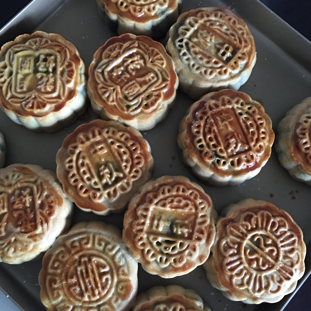 广式月饼—蛋黄芝麻月饼