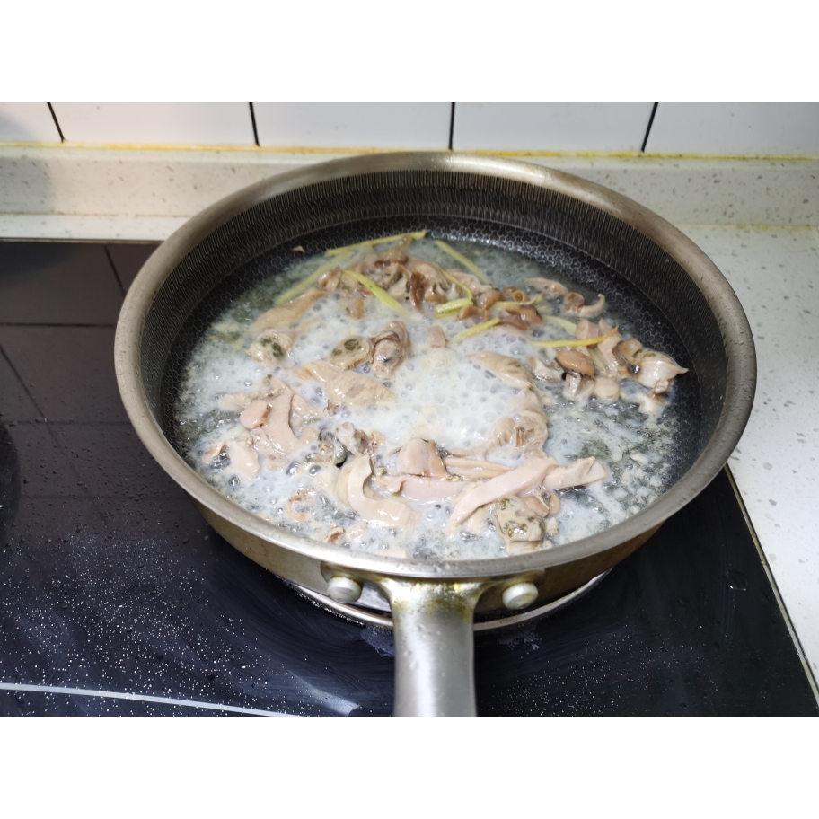 超级鲜的-河蚌、咸肉、豆腐汤的做法 步骤4