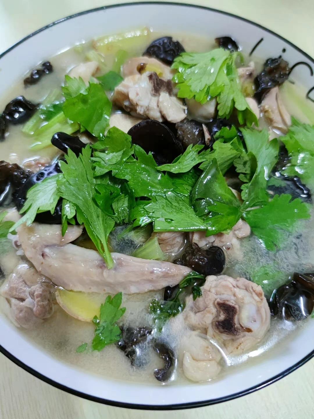 云耳炒鸡的做法