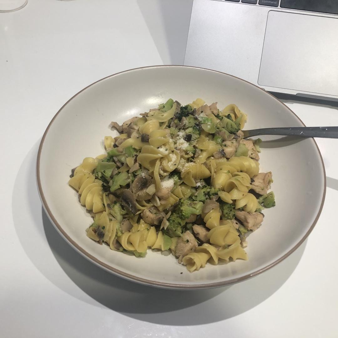 西兰花蘑菇鸡肉意大利面