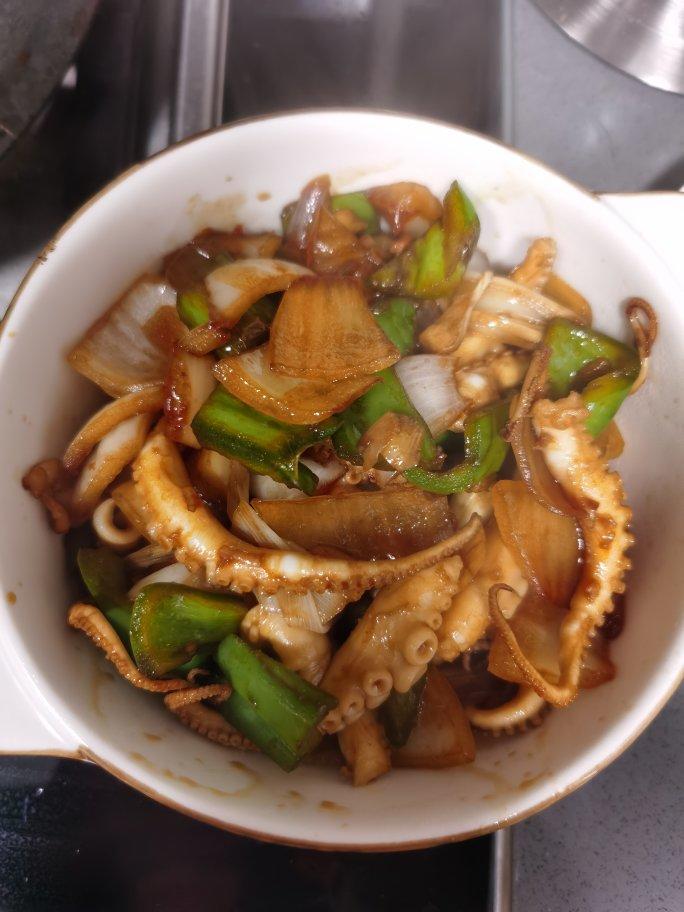 鱿鱼卷爆炒洋葱青辣椒