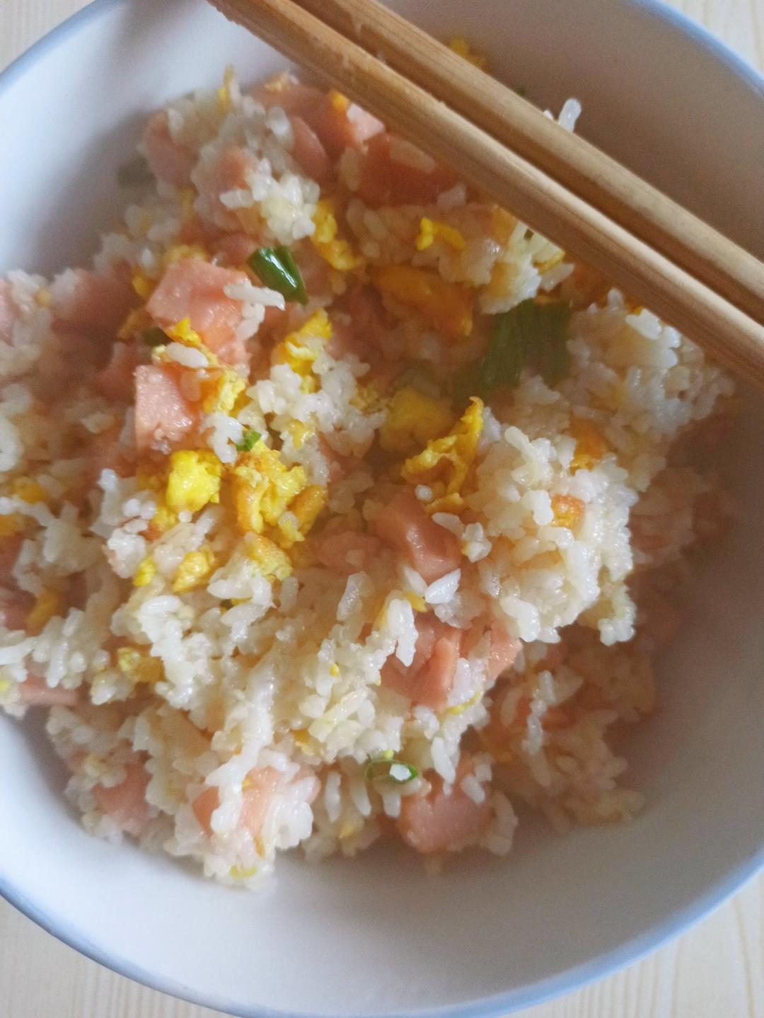 火腿肠鸡蛋炒饭