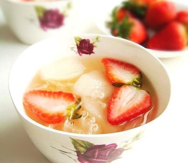 草莓银耳雪梨甜汤的做法