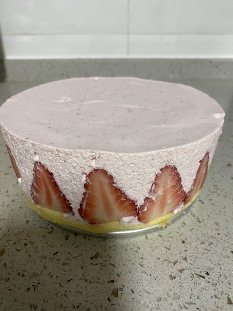 6寸草莓慕斯蛋糕