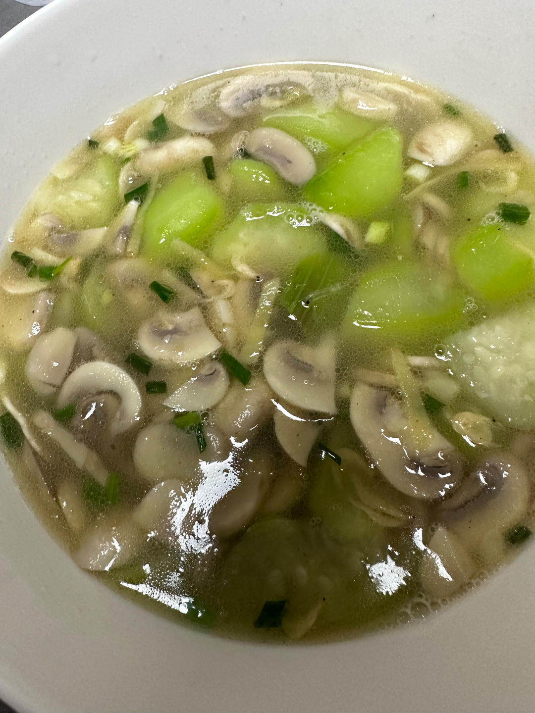 汤鲜味美！适合天热喝的刮油神汤～丝瓜蘑菇汤