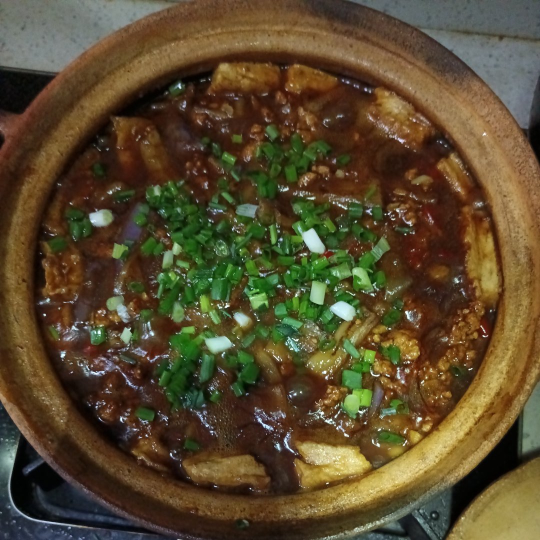 砂锅水豆腐焖碎肉茄子