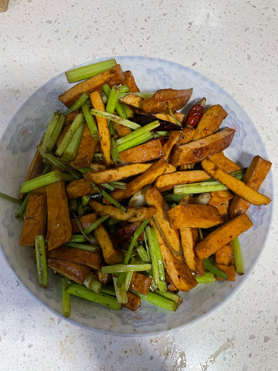 让何老师好吃到哭的同款芹菜炒香干，真的超美味