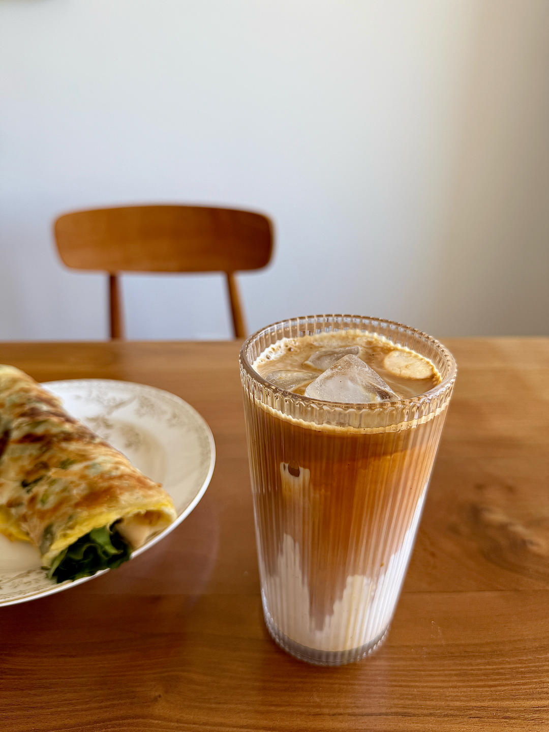 一杯提神冰拿铁