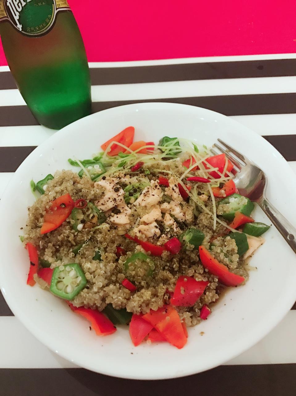 爆好吃的三文鱼牛油果藜麦沙拉