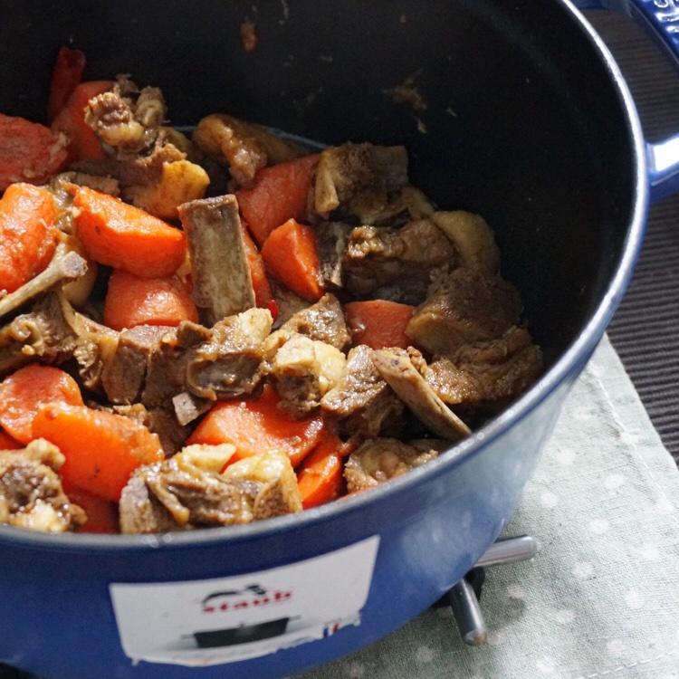 红焖羊排炖胡萝卜（铸铁锅版）的做法