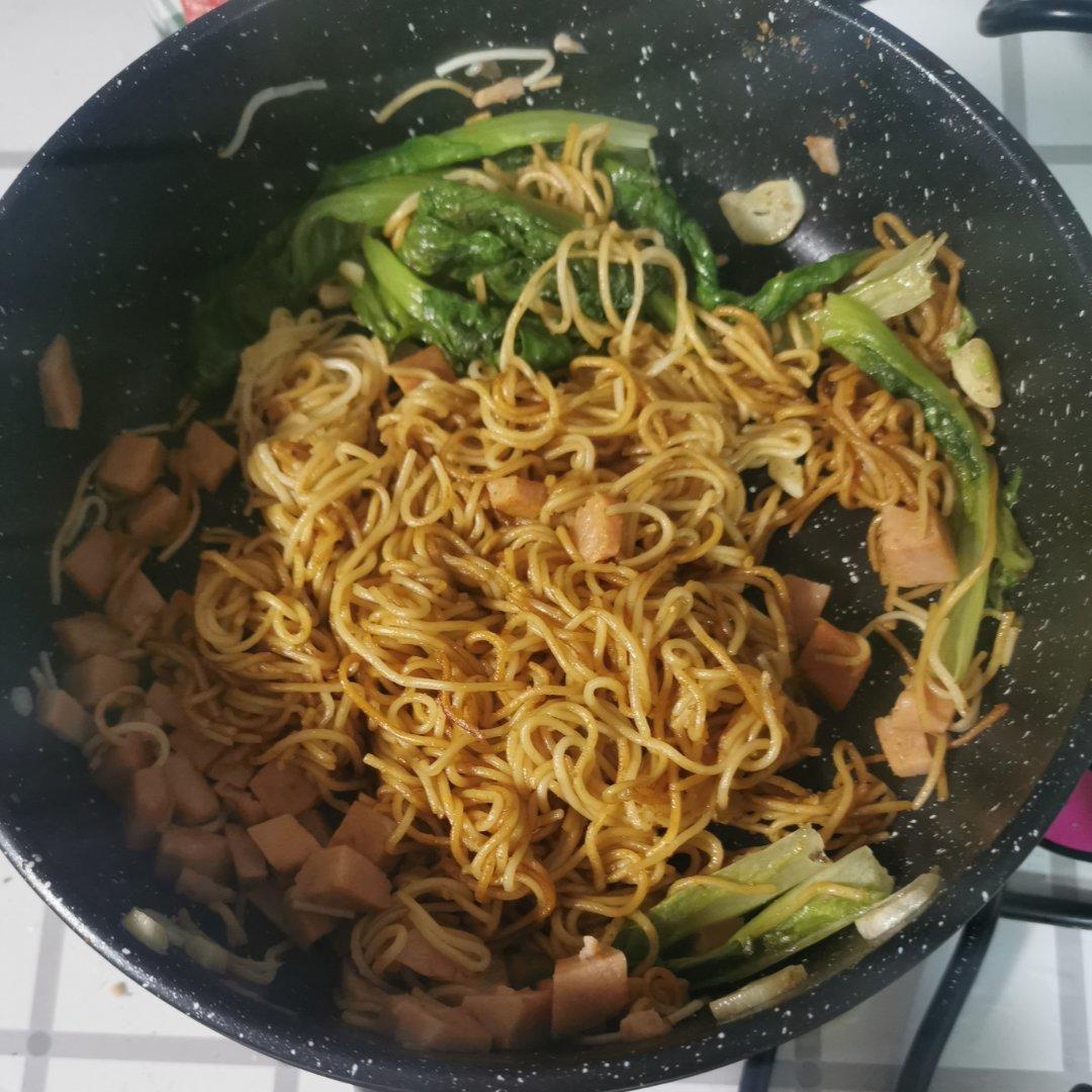 火腿鸡蛋炒面