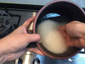 【0049】如何用土锅焖白饭 <302小厨房>的做法 步骤3