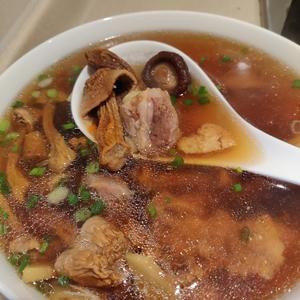 姬松茸炖排骨汤的做法 步骤3