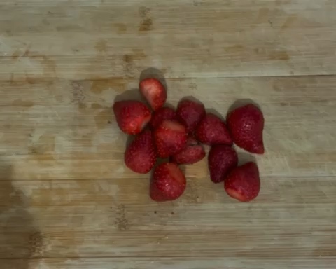 草莓养乐多～甜甜的可爱饮品DIY的做法 步骤3