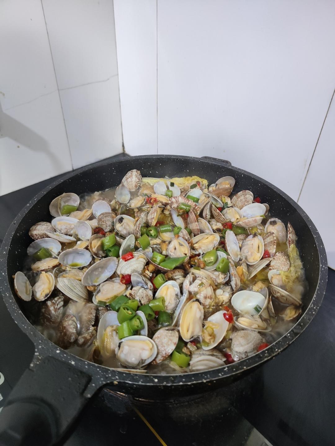火爆大排档的蒜蓉花甲蛏子粉丝煲，鲜香美味又下饭
