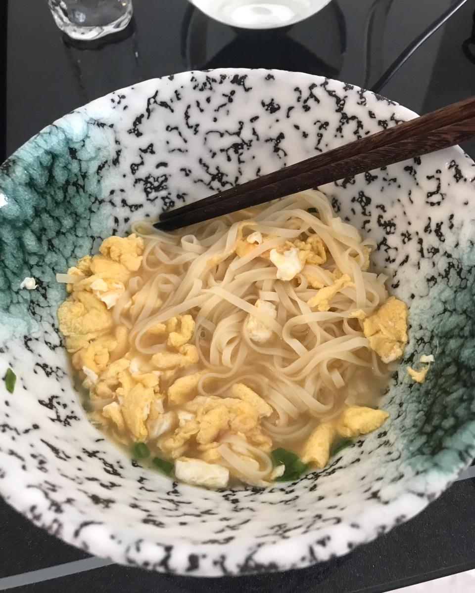 超简单美味的葱香鸡蛋面