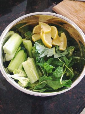 绿色蔬菜汁的做法 步骤1