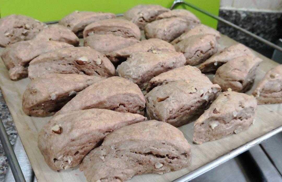 【视频】3分钟 奶油司康Scone(可能是世界上最快手的司康) 消耗淡奶油～