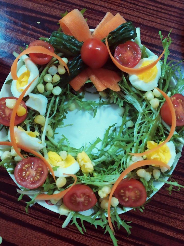 圣诞蔬菜花环沙拉