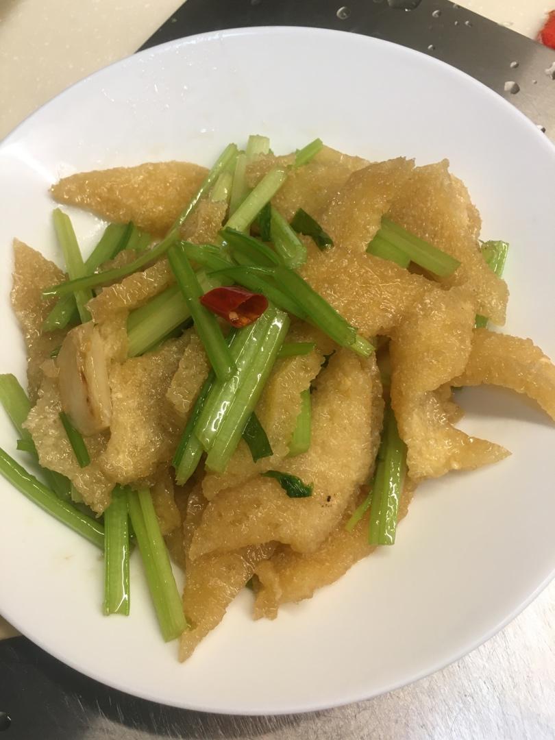 芹菜炒肉皮