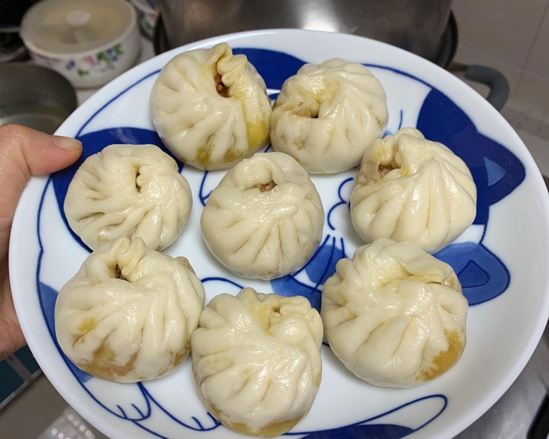 好吃到停不下来的😍😍现和面现包的“胡萝卜肉包子”和“酸腌菜肉包子”的做法