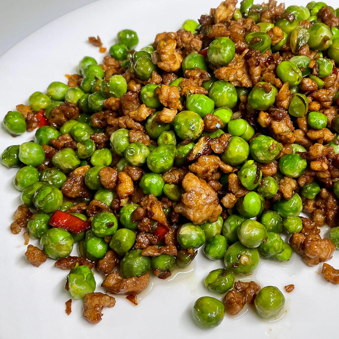 青豌豆炒肉，好吃下饭！