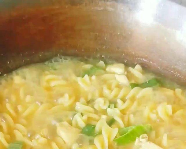 咖喱鸡肉意大利面