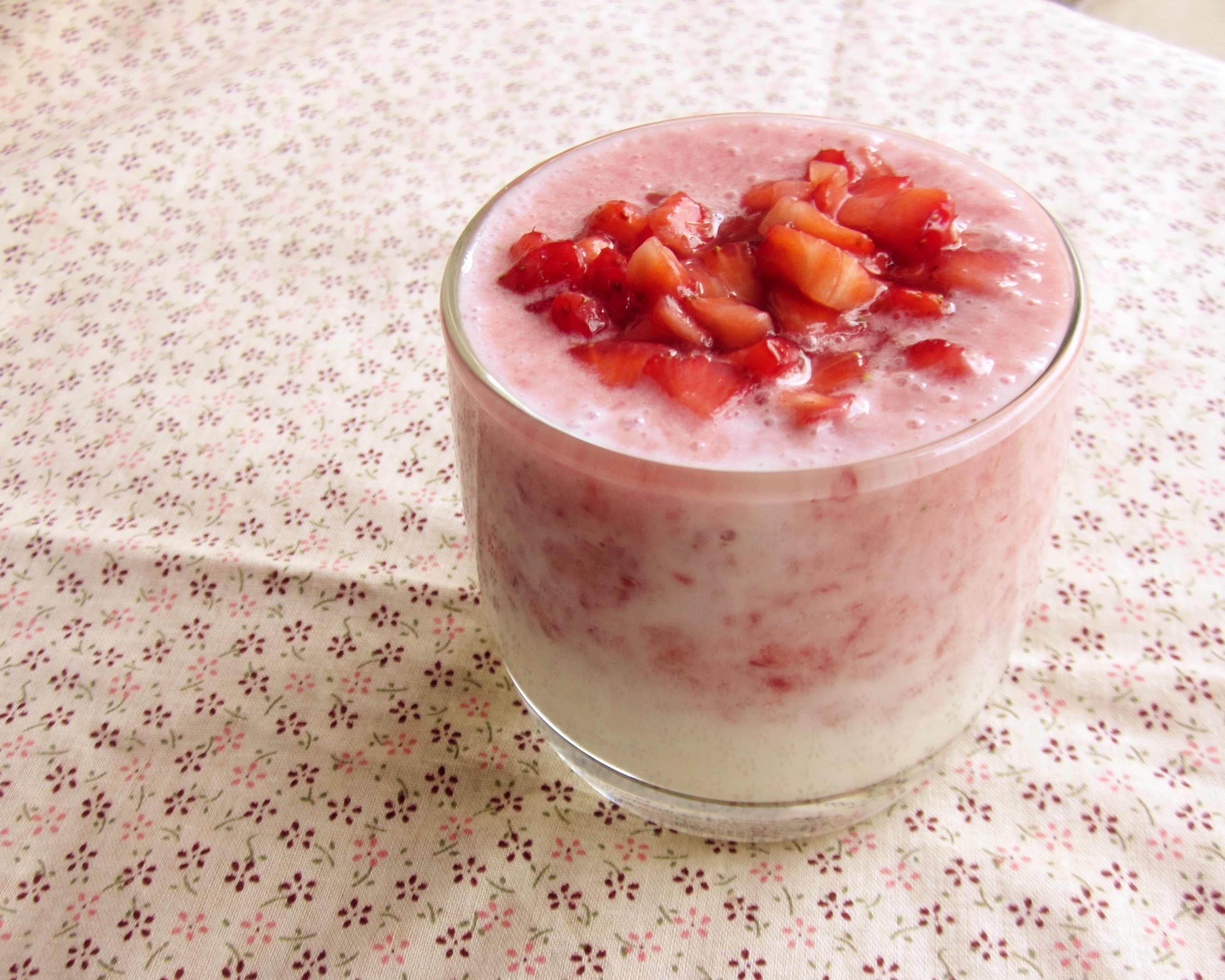 胡萝卜熊做的草莓酸奶昔