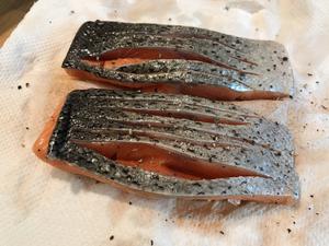 煎脆皮三文鱼配挪威柠檬黄油酱汁 Pan-seared Crispy Salmon with Norwegian Lemon Butter Sauce的做法 步骤3