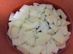 妈妈的味道，土豆片炒柿子椒的做法 步骤1