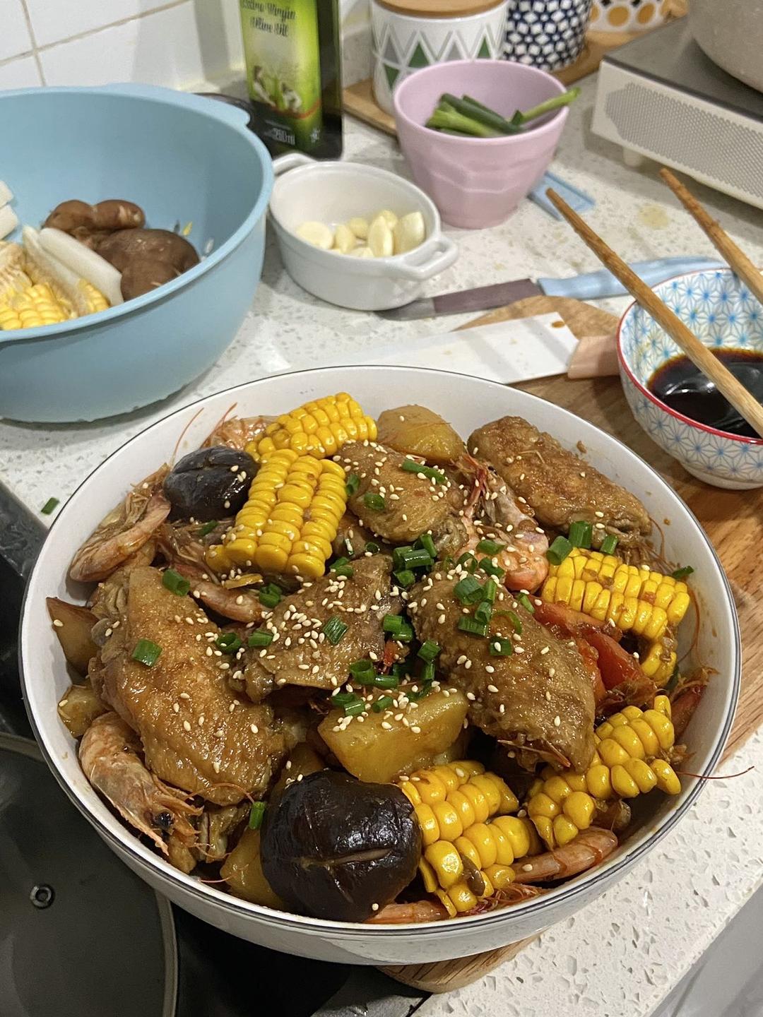 巨下饭的鲜虾鸡翅玉米煲