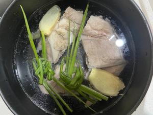 山药胡萝卜炖肉汤的做法 步骤4