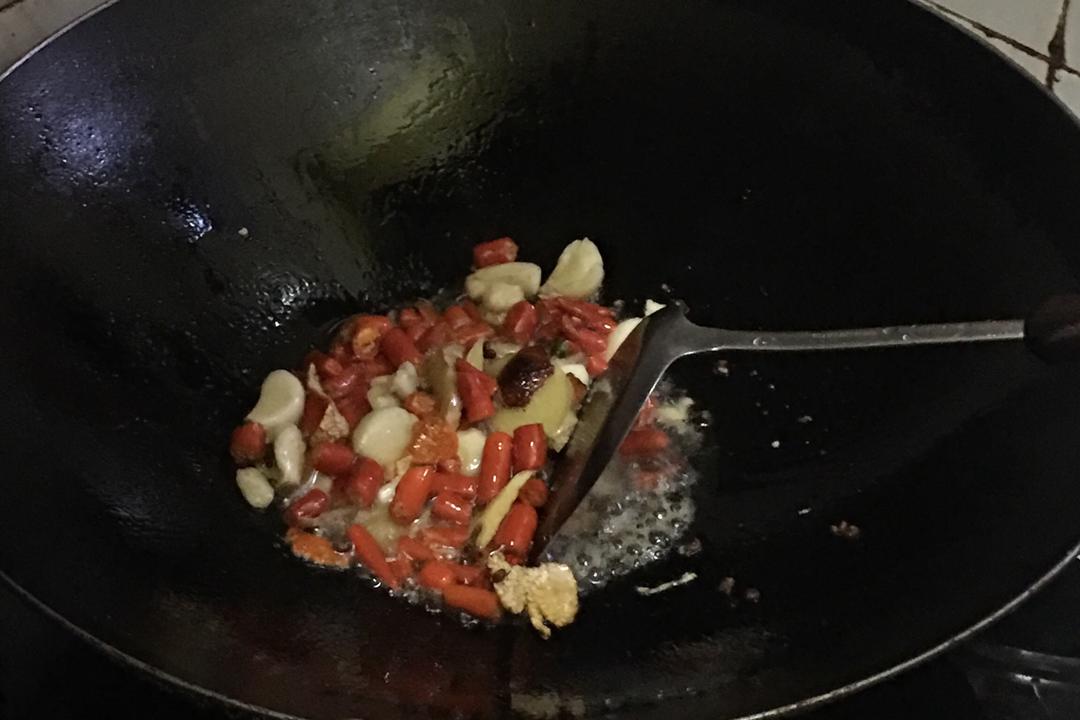 一个月不吃就馋的香辣炖鸡的做法 步骤1