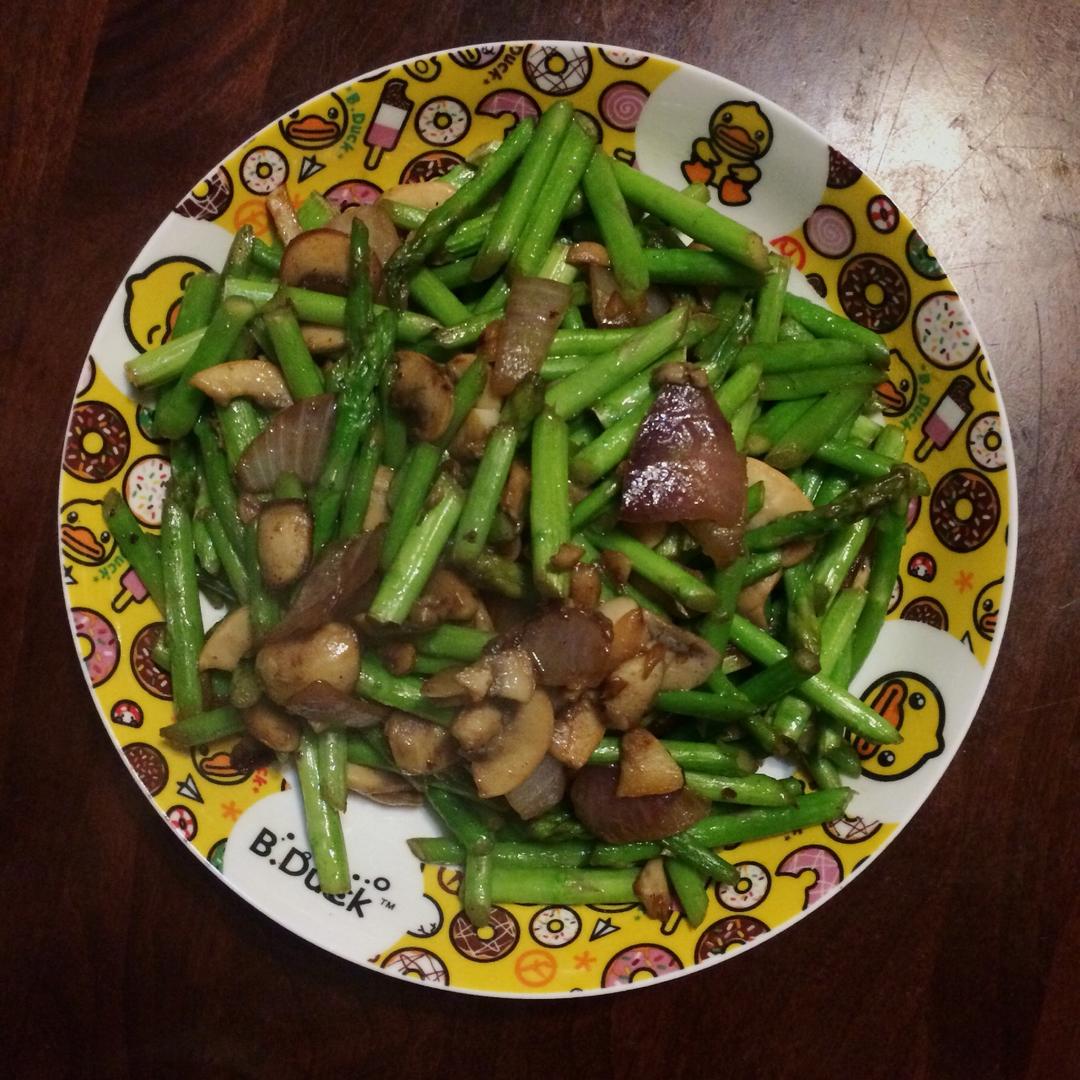 芦笋炒蘑菇