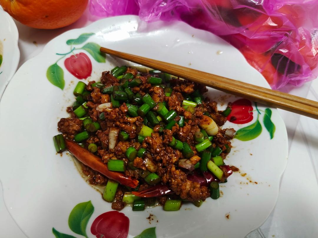 蒜苔炒肉末，三碗米饭都不够吃