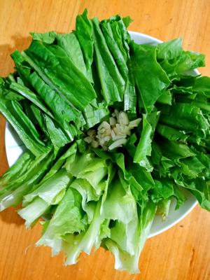蒜香油麦菜莴笋叶生菜小白菜上海青等绿叶类蔬菜的做法 步骤1