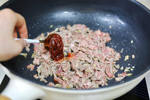 生菜包薄荷辣炒牛肉的做法 步骤6