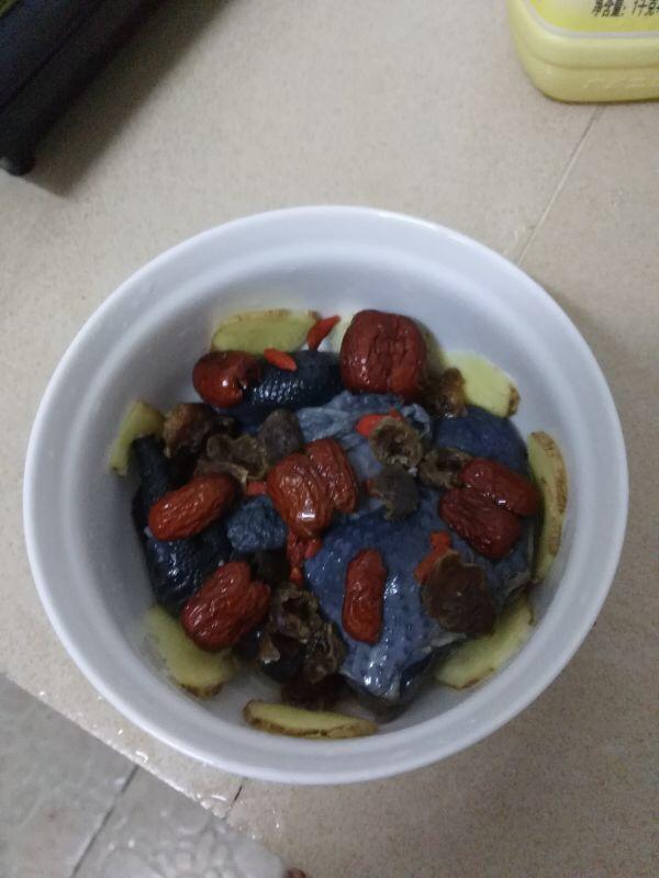 枸杞红枣乌鸡汤